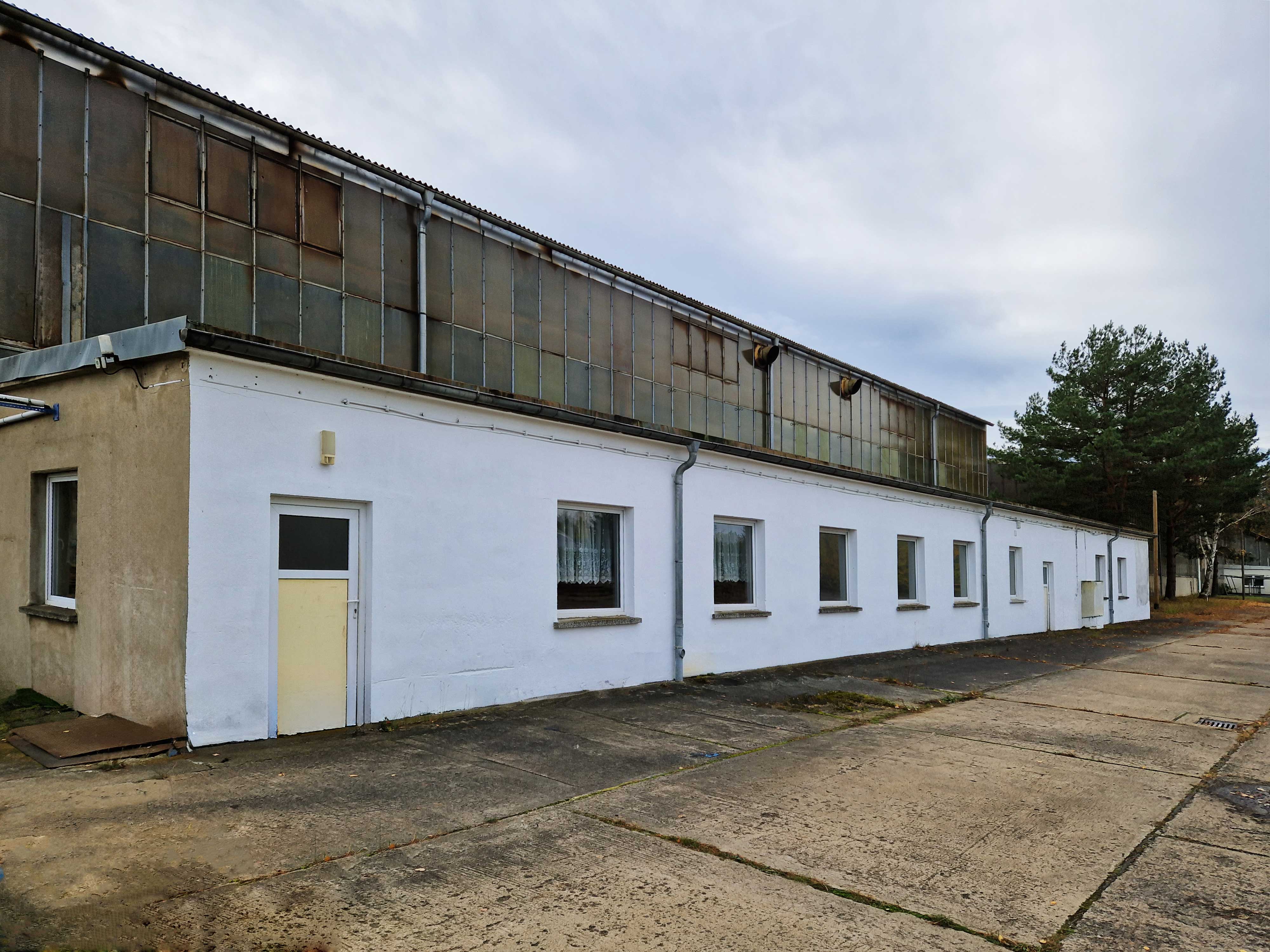 Lagerhalle mit Anbau